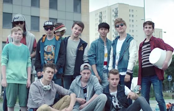 „Twoje życie jest ważne” - nastolatki z Markiem Grechutą reklamują Nationale-Nederlanden (wideo)