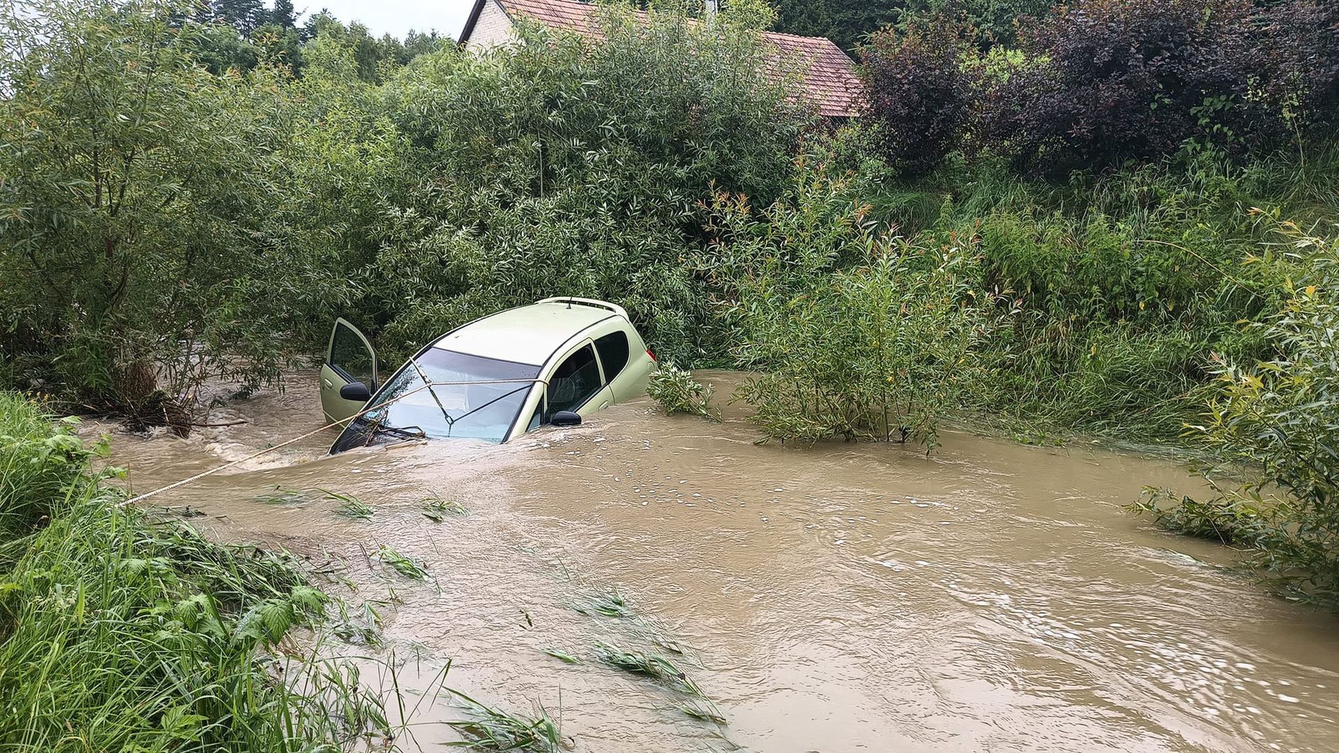 Rzeka porwała samochód. Śmierć kierowcy na Podkarpaciu