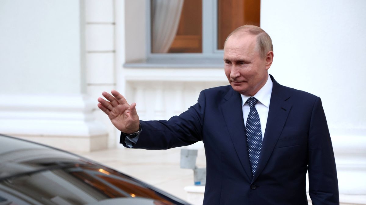 Turkey's President Recep Tayyip Erdogan meets with Russian President Vladimir Putin in Sochi
epa10107494 Russian President Vladimir Putin bids farewell to Turkish President Recep Tayyip Erdogan (not pictured) at the end of their meeting in the Black Sea resort of Sochi, Russia, 05 August 2022.  EPA/VYACHESLAV PROKOFYEV / SPUTNIK / KREMLIN POOL MANDATORY CREDIT 
Dostawca: PAP/EPA.
VYACHESLAV PROKOFYEV / SPUTNIK / KREMLIN POOL