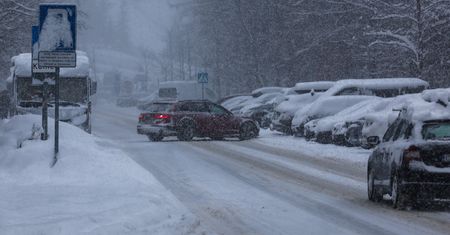 Zakopane pozbywa się... śniegu. Ponad 200 ciężarówek
