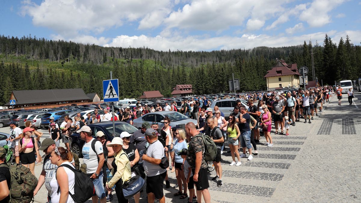 Kolejki turystów do kas Tatrzańskiego Parku Narodowego na parkingu w Palenicy Białczańskiej, gdzie rozpoczyna się szlak do Morskiego Oka