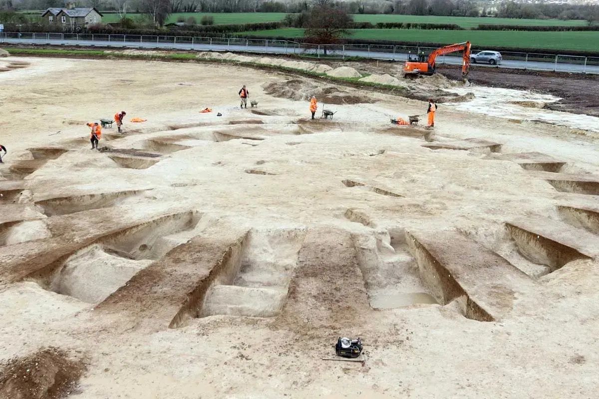 Archeolodzy pracujący w pobliżu odnalezionego rowu.