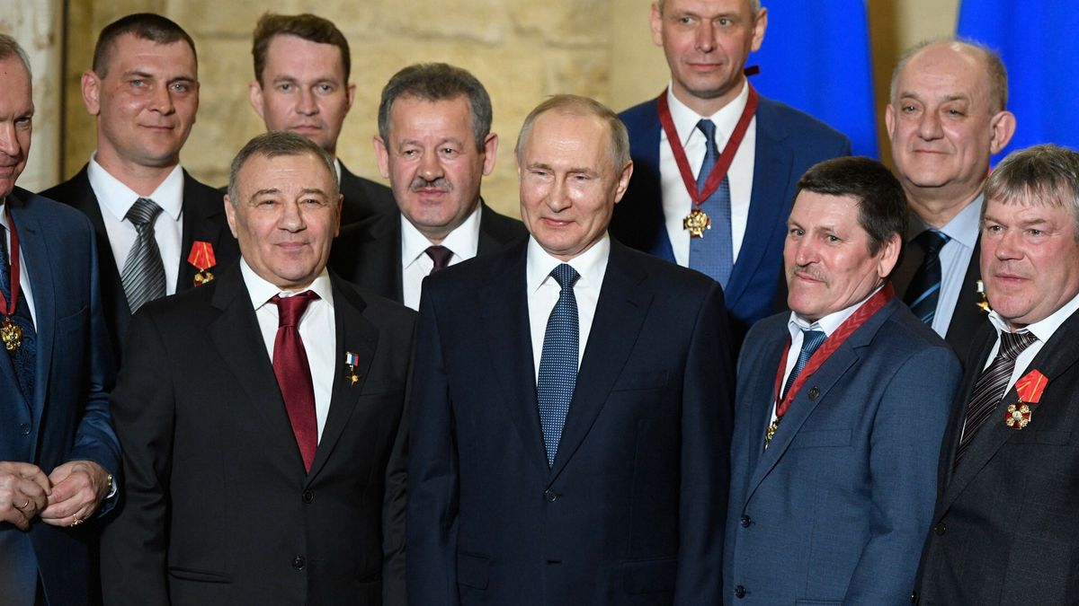 Prezydent Władimir Putin, a po jego prawicy biznesmen Arkady Rotenberg