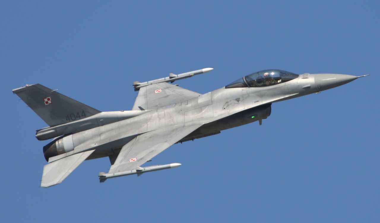 F-16C prezentuje się w locie