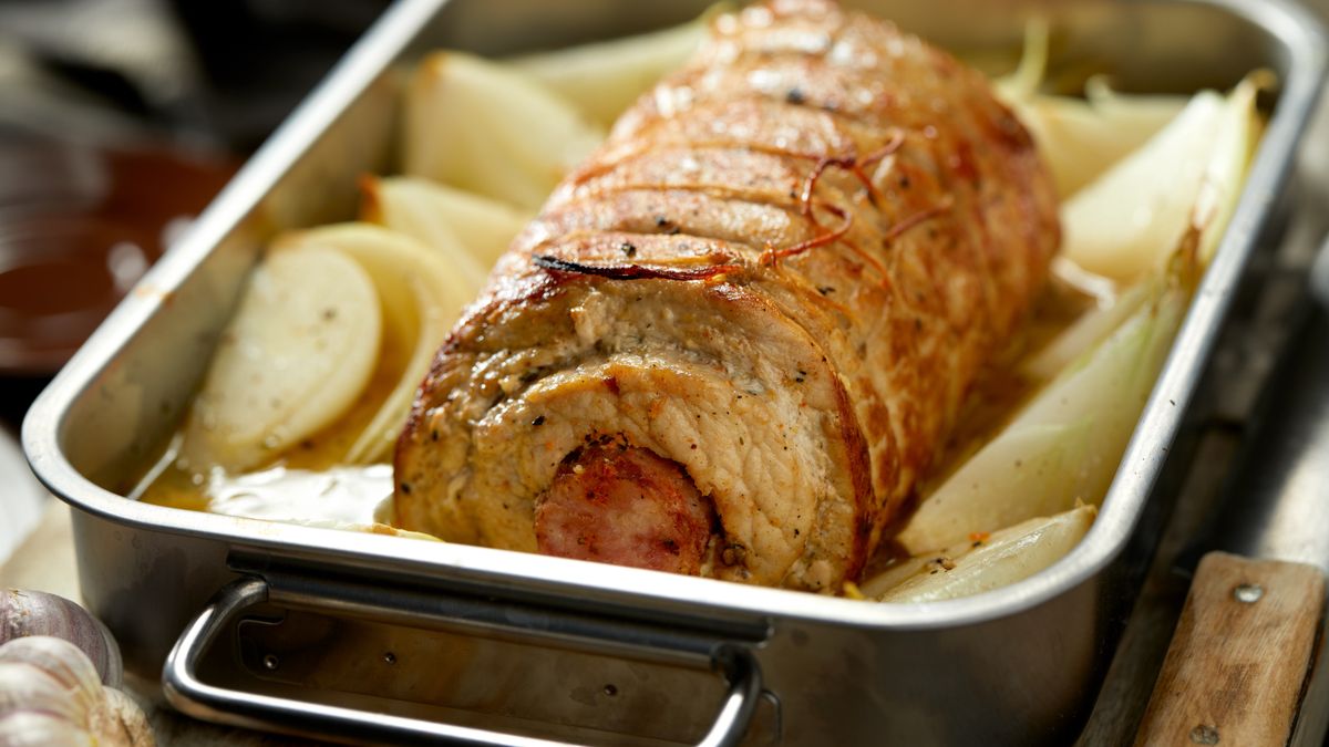 Schab z kiełbasą sprawdzi się na rodzinny obiad