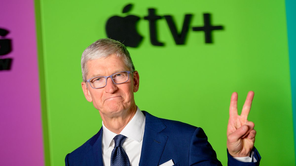 Tim Cook dołącza do klubu miliarderów. Apple wyceniana na prawie 2 bln dolarów 1