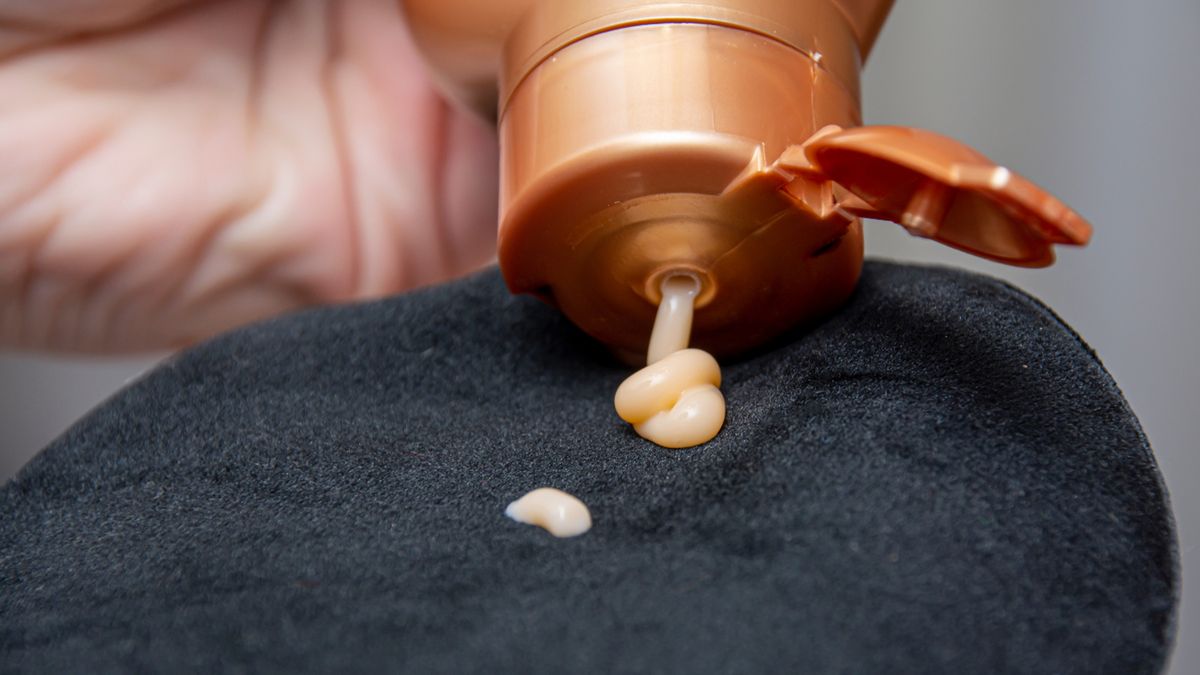 Samoopalacz ma cięższą konsystencję niż balsam, czy olejek brązujący