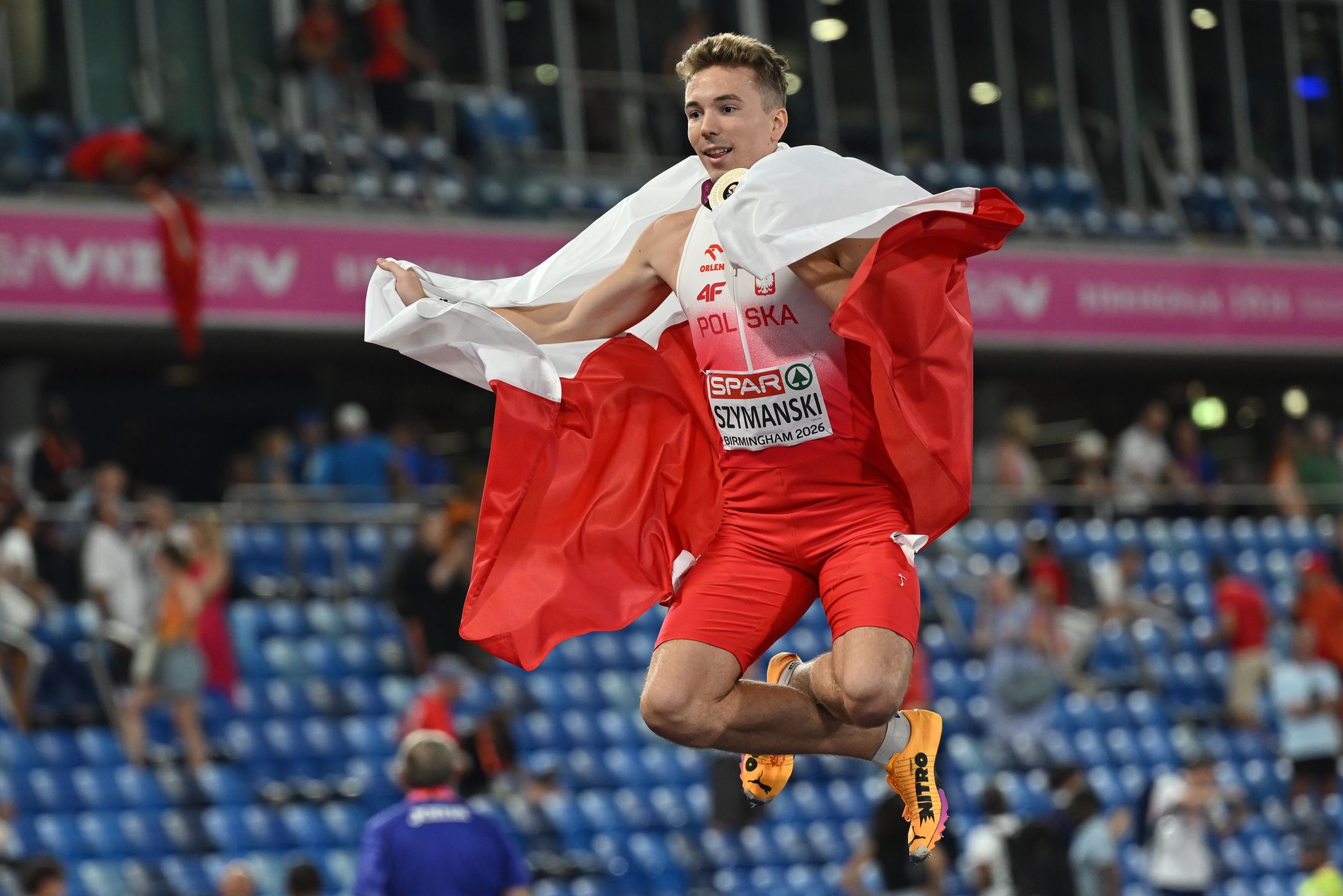 Birmingham, Wielka Brytania, 12.08.2026. Lekkoatletyczne mistrzostwa Europy w Birmingham. Polak Jakub Szymański pozuje do zdjęcia po biegu finałowym na 110 m przez płotki, 12 bm. Jakub Szymański zdobył brązowy medal. (gj) PAP/Adam Warżawa
