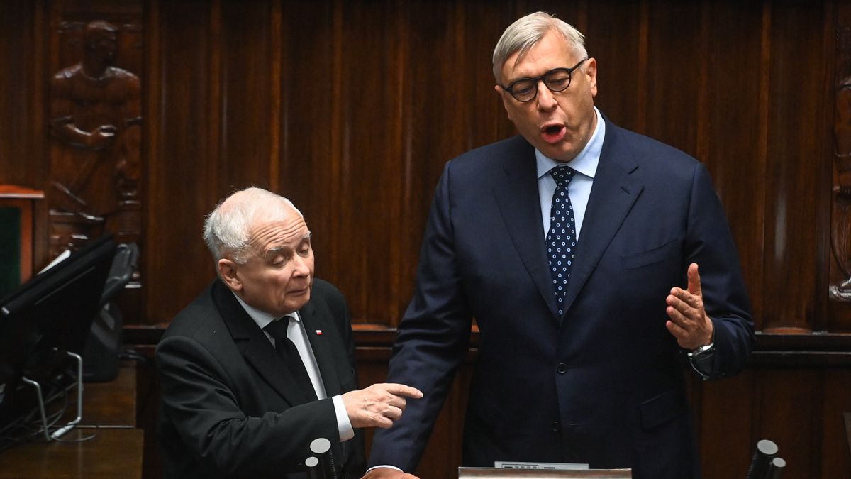 Warszawa, 02.04.2025. Prezes PiS Jarosław Kaczyński (L) i poseł KO Roman Giertych (C) na sali obrad Sejmu w Warszawie, 2 bm. Trzydniowe posiedzenie niższej izby parlamentu, rozpocznie się od przedstawienia przez ministra rolnictwa informacji ws. działań prewencyjnych związanych z przeciwdziałaniem wystąpieniu w Polsce wirusa pryszczycy. (aldg) PAP/Piotr Nowak