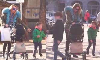 Karolina Ferenstein-Kraśko na spacerze z trójką dzieci
