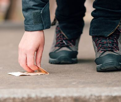 Widzisz pieniądze leżące na ziemi? Możesz paść ofiarą oszustów