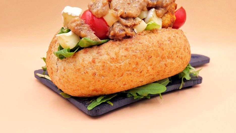 Bułka z kurczakiem, serem camembert i musem daktylowym przepis