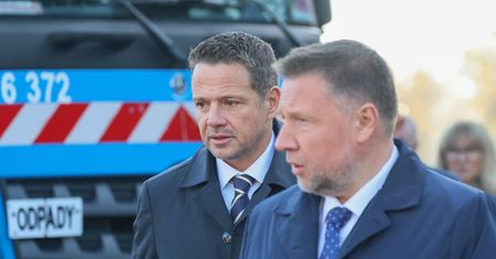 Uciekają, milczą, kręcą. KO nie ma pomysłu na "aferę vipowską". Eksperci oceniają