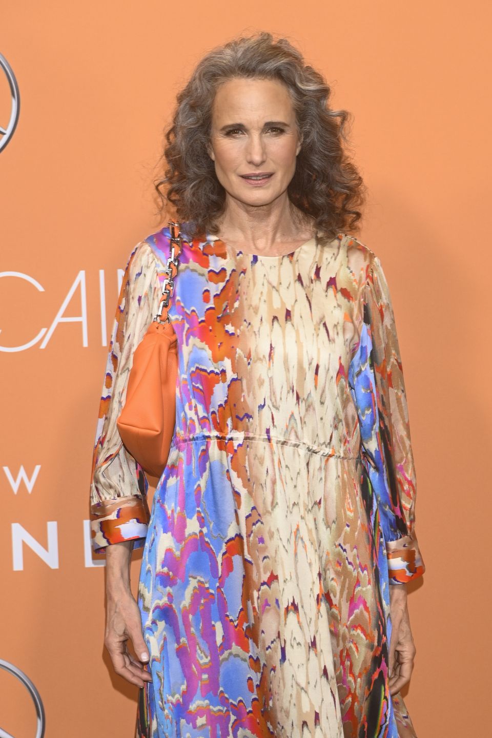 Andie MacDowell z dumą prezentuje siwe włosy