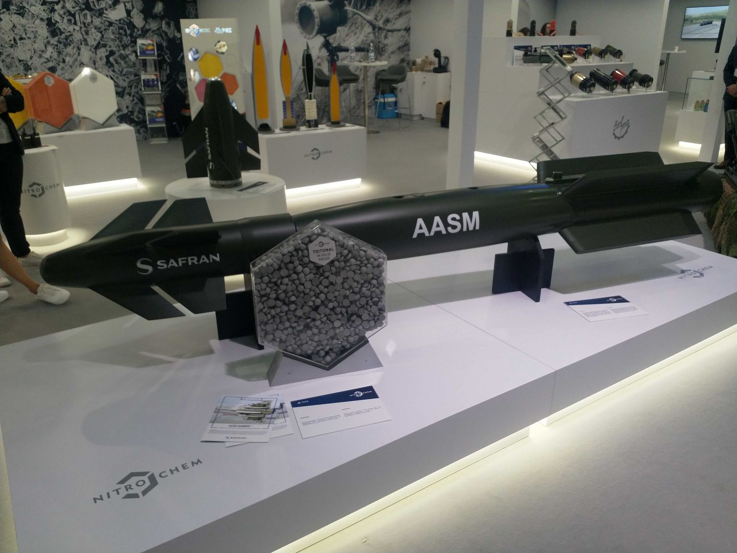 Makieta bomby AASM Hammer 250 kg na wystawie Nitro-Chemu podczas targów MSPO.