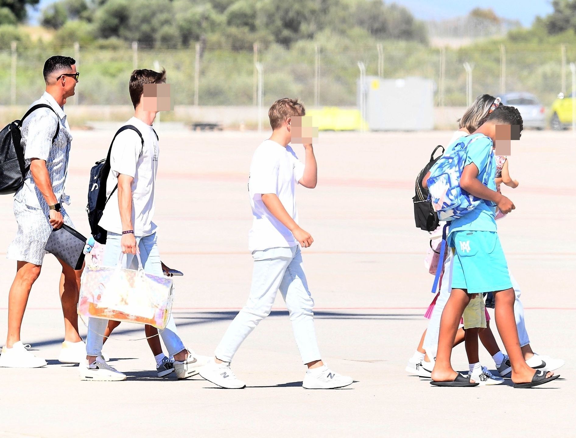 Georgina Rodriguez i Cristiano Ronaldo wsiadają do prywatnego samolotu