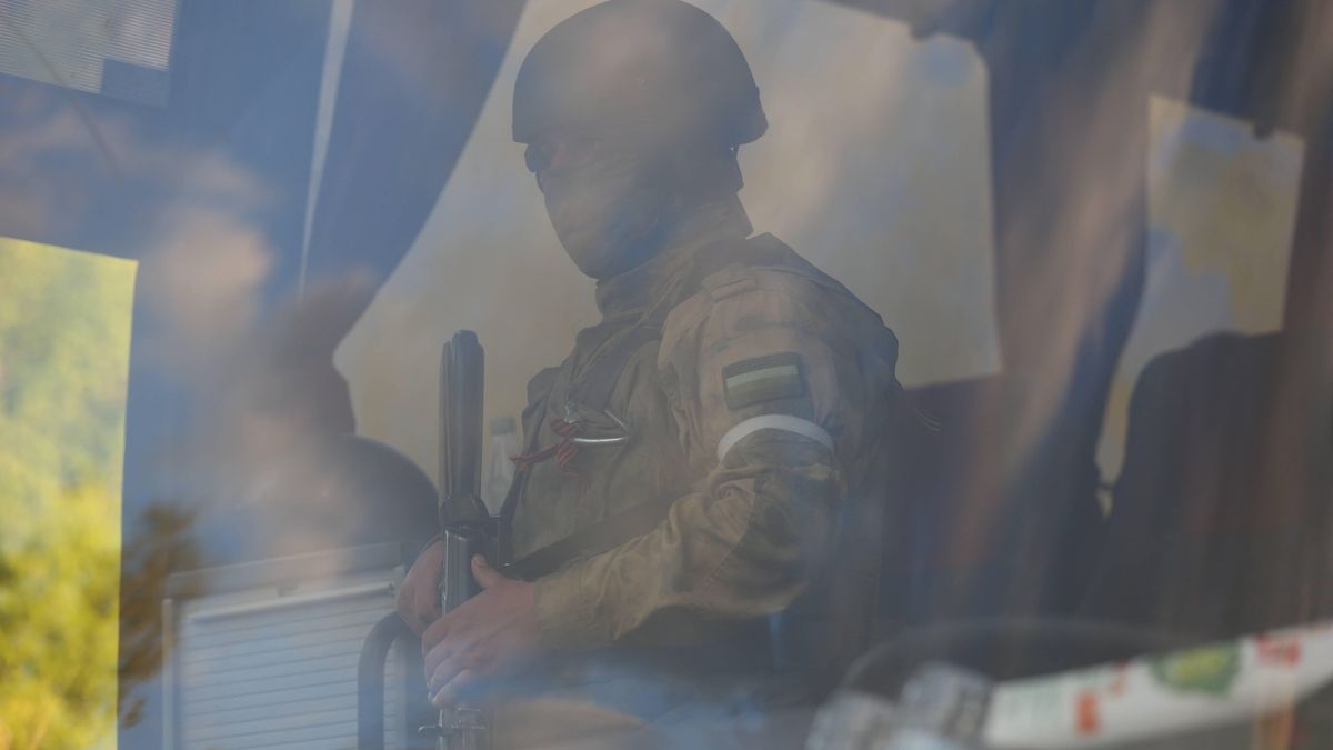 Pilnujący żołnierzy pułku Azow prorosyjski separatysta - zdjęcie ilustracyjne