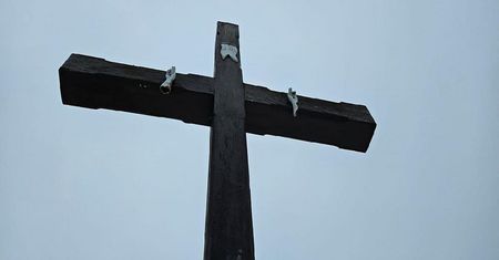 Zniszczyli krzyż na cmentarzu. "Grzech profanacji i bluźnierstwa"