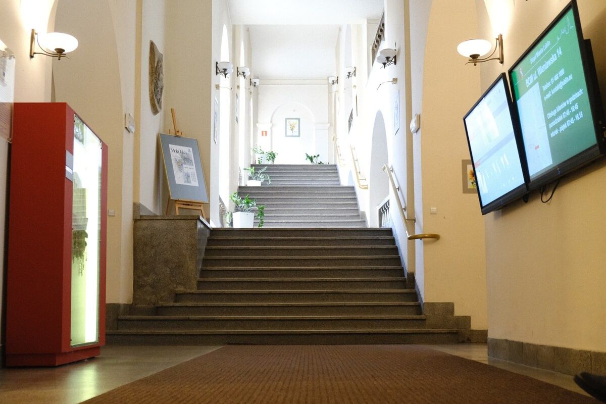 Koniec ze wspinaczką po schodach w Ratuszu. Urząd Miasta wybuduje windę dla mieszkańców i… pracowników