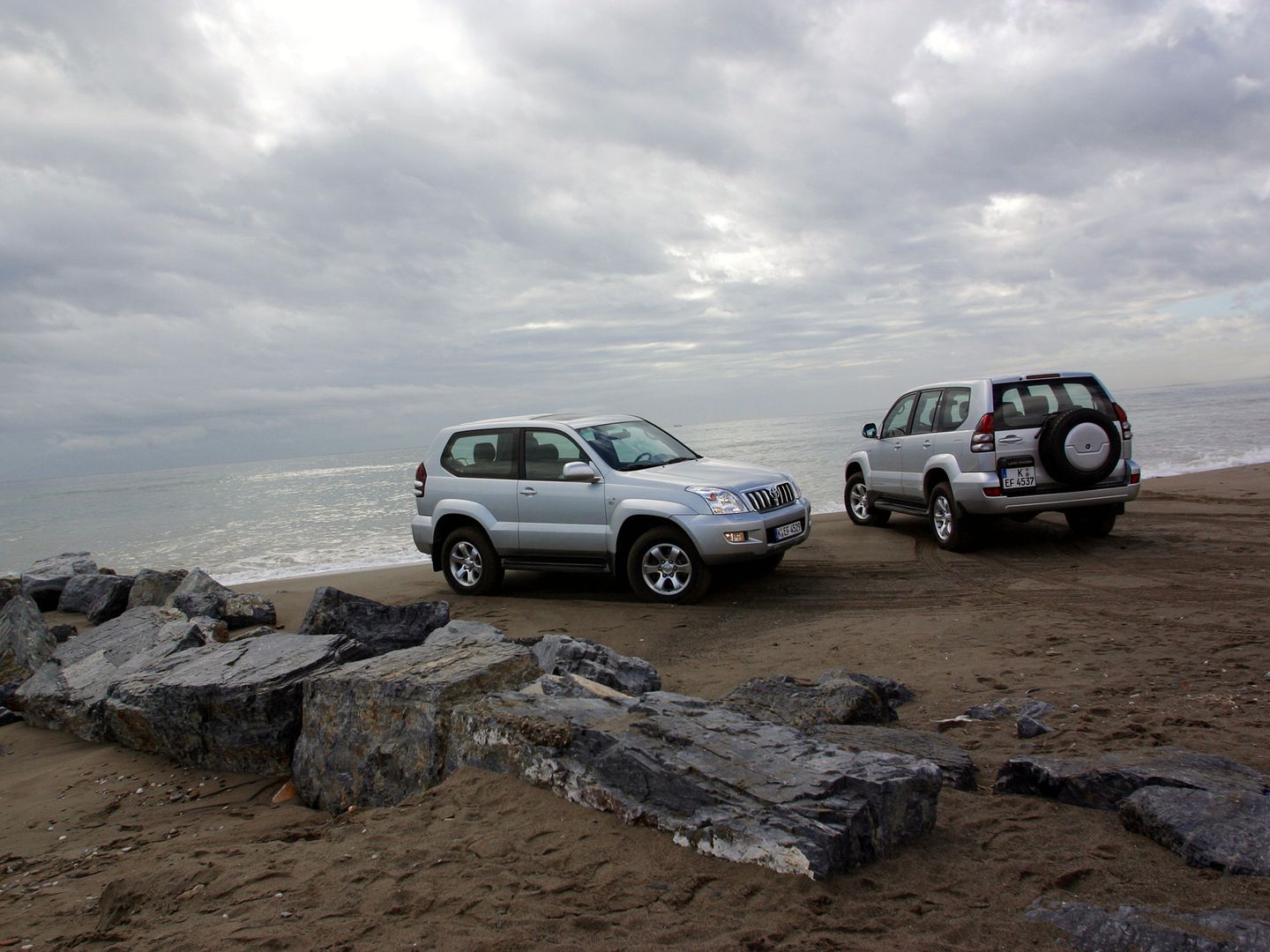 Nie byłoby dużą przesadą nazwanie nowej generacji Prado J12 SUV-em - na niektórych rynkach używano oznaczenia 120. Owszem, Land Cruiser nadal pozostał prawdziwą terenówką, zwłaszcza w obliczu zaprezentowanego trzy lata wcześniej Mitsubishi Pajero trzeciej generacji pozbawionego klasycznej, podłużnicowej ramy i sztywnych osi zawieszenia, ale to właśnie na ten model odpowiedziała Toyota. Nowe Prado miało sprostać konkurencji przekształcającej się w SUV-y, jednocześnie pozostając wciąż prawdziwą terenówką.