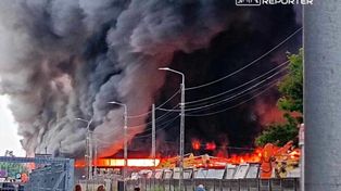 Warszawa: Potężny pożar hali. Kłęby czarnego dymu widoczne z kilkudziesięciu kilometrów