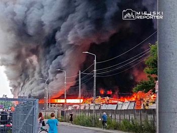 Warszawa: Potężny pożar hali. Kłęby czarnego dymu widoczne z kilkudziesięciu kilometrów