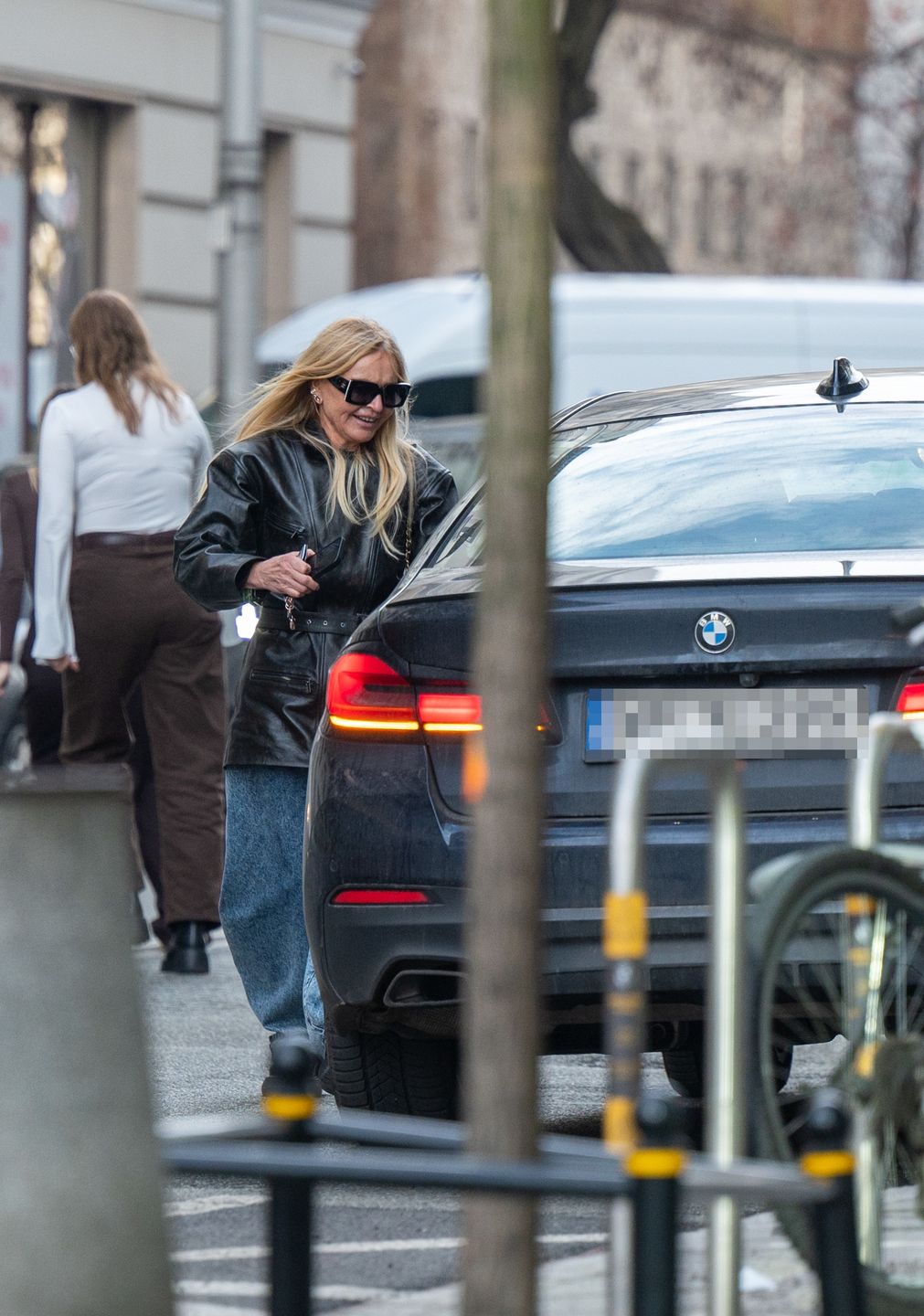 Monika Olejnik parkuje na kopercie w centrum Warszawy