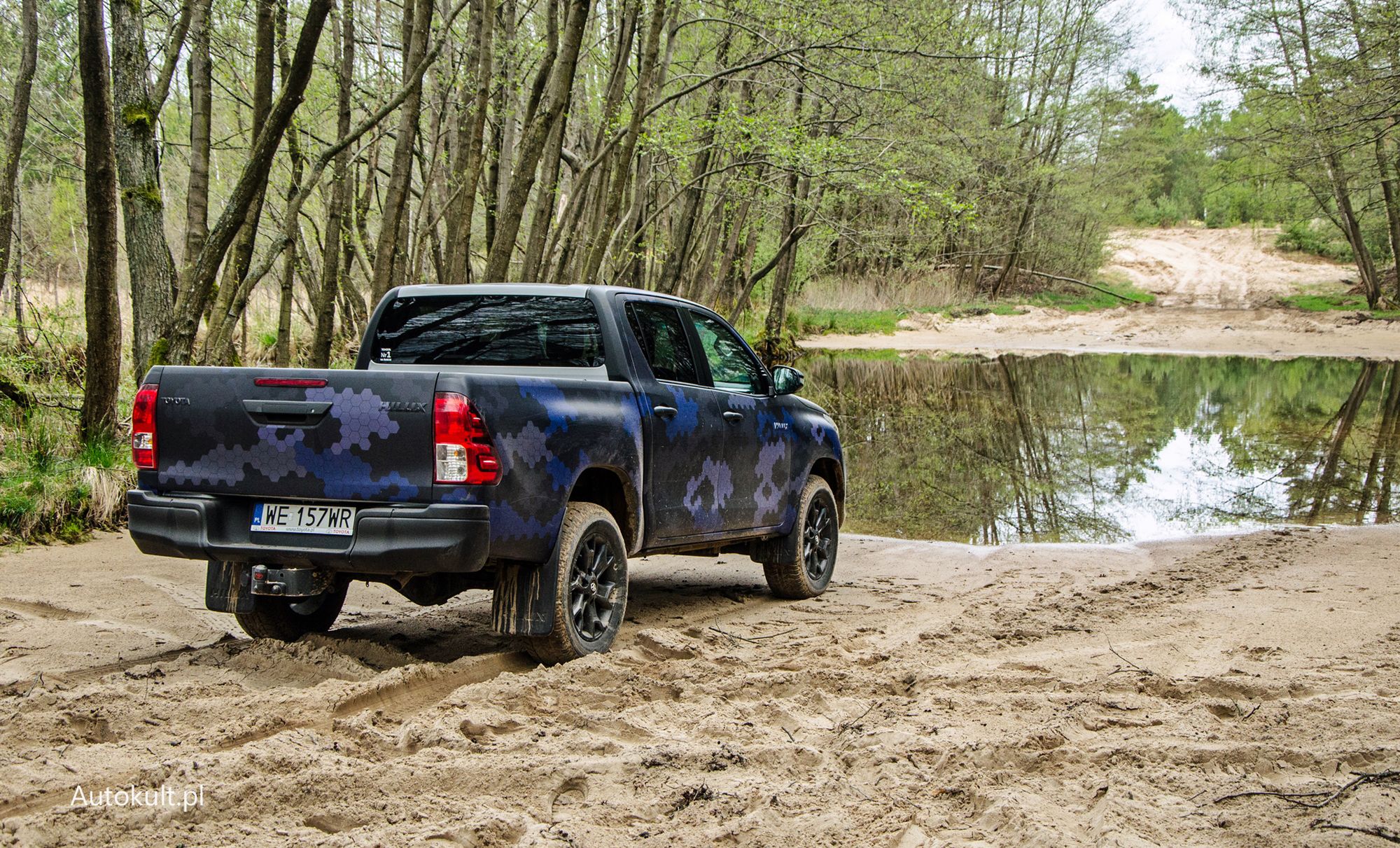 No to chyba mamy problem. Znikąd pomocy, ale jest nadzieja w możliwościach Toyoty Hilux.