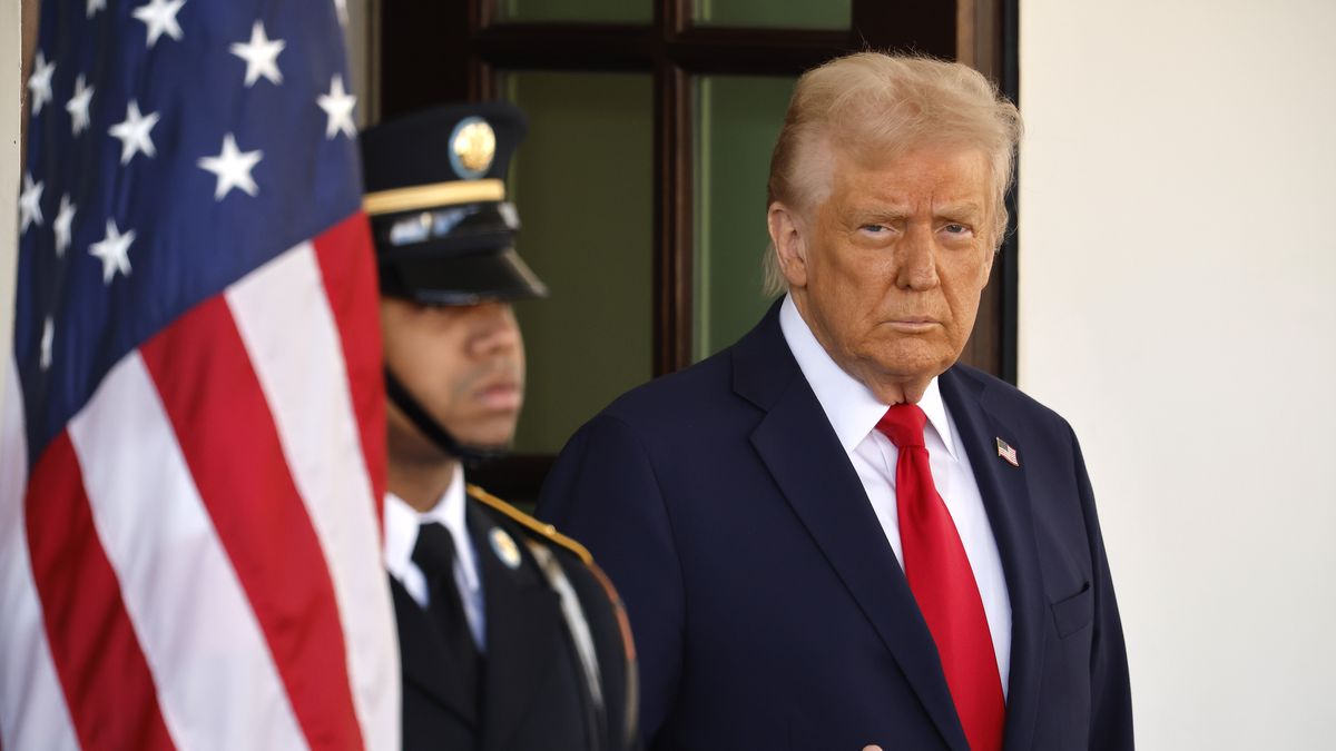 "Ekonomiczny absurd". Ekspert komentuje cła Trumpa