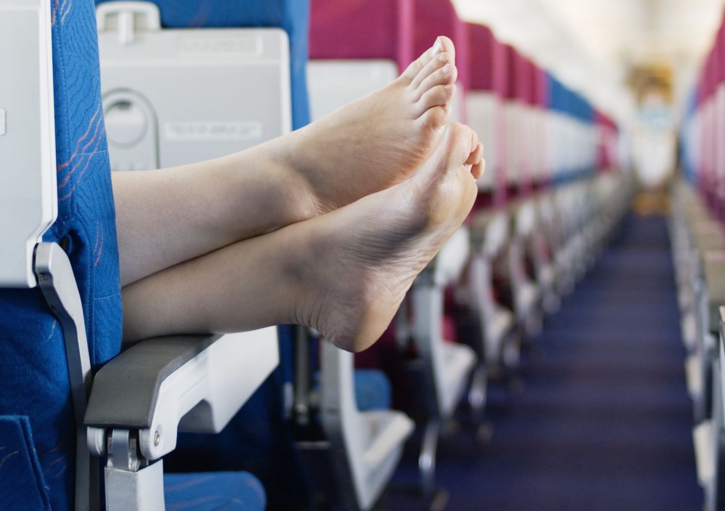 Nigdy nie ściągaj butów w samolocie. Oto dlaczego