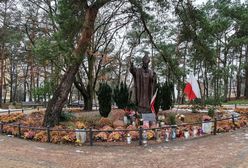 Strajk Kobiet. Pomnik Jana Pawła II online i z całodobowym monitoringiem