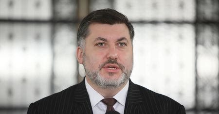 Poseł mówił, że COVID-19 przejdzie spokojnie. Teraz pisze: "płuca w rozsypce"