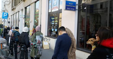 Koronawirus w Polsce. Policja wkroczy do sklepów? Pojawiły się pierwsze pomysły