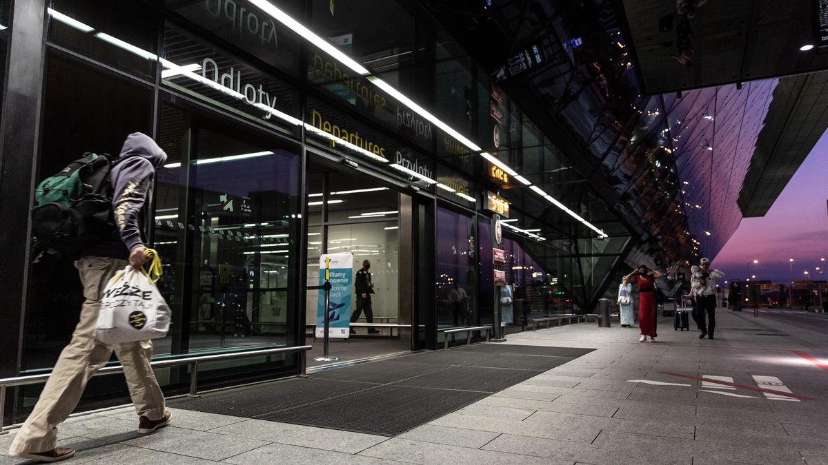 Passengers in protective face masks are seen arriving at Krakow Balice Airport as the airline industry is trying to recover after global Coronavirus lockdown cut most of international passenger flights - Krakow, Poland on September 14, 2020. (Photo by Dominika Zarzycka/NurPhoto via Getty Images)