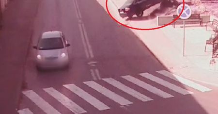 Gaz w podłogę i prosto w drzewo. 19-latkowi nie pomogło nawet quattro