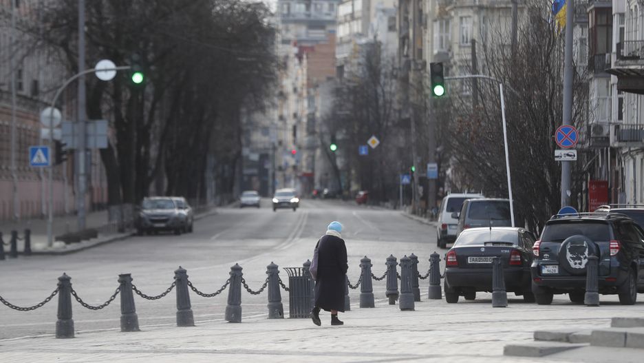epa09784699 A general view of an empty street in Kiev, Ukraine, 25 February 2022. Russian troops launched a major military operation on Ukraine on 24 February, after weeks of intense diplomacy and the imposition of Western sanctions on Russia aimed at preventing an armed conflict in Ukraine. Martial law has been introduced in Ukraine, explosions are heard in many cities, including Kiev.  EPA/ZURAB KURTSIKIDZE Dostawca: PAP/EPA.