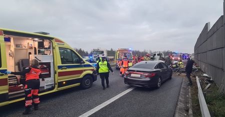 Karambol na S8. Wezwano dwa śmigłowce LPR