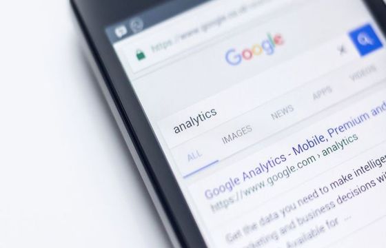Google Analytics 4: dokona rewolucji w tropieniu użytkowników w sieci