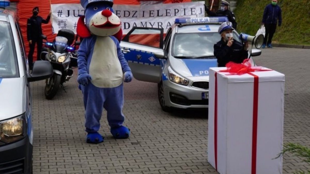 Gliwiccy policjanci przygotowali niespodziankę dla małych pacjentów szpitala