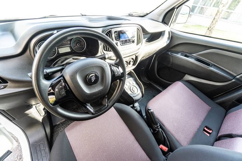 Wnętrze nie różni się zbytnio od spalinowego Fiata Doblo - w oko wpadają oznaczenia FSE