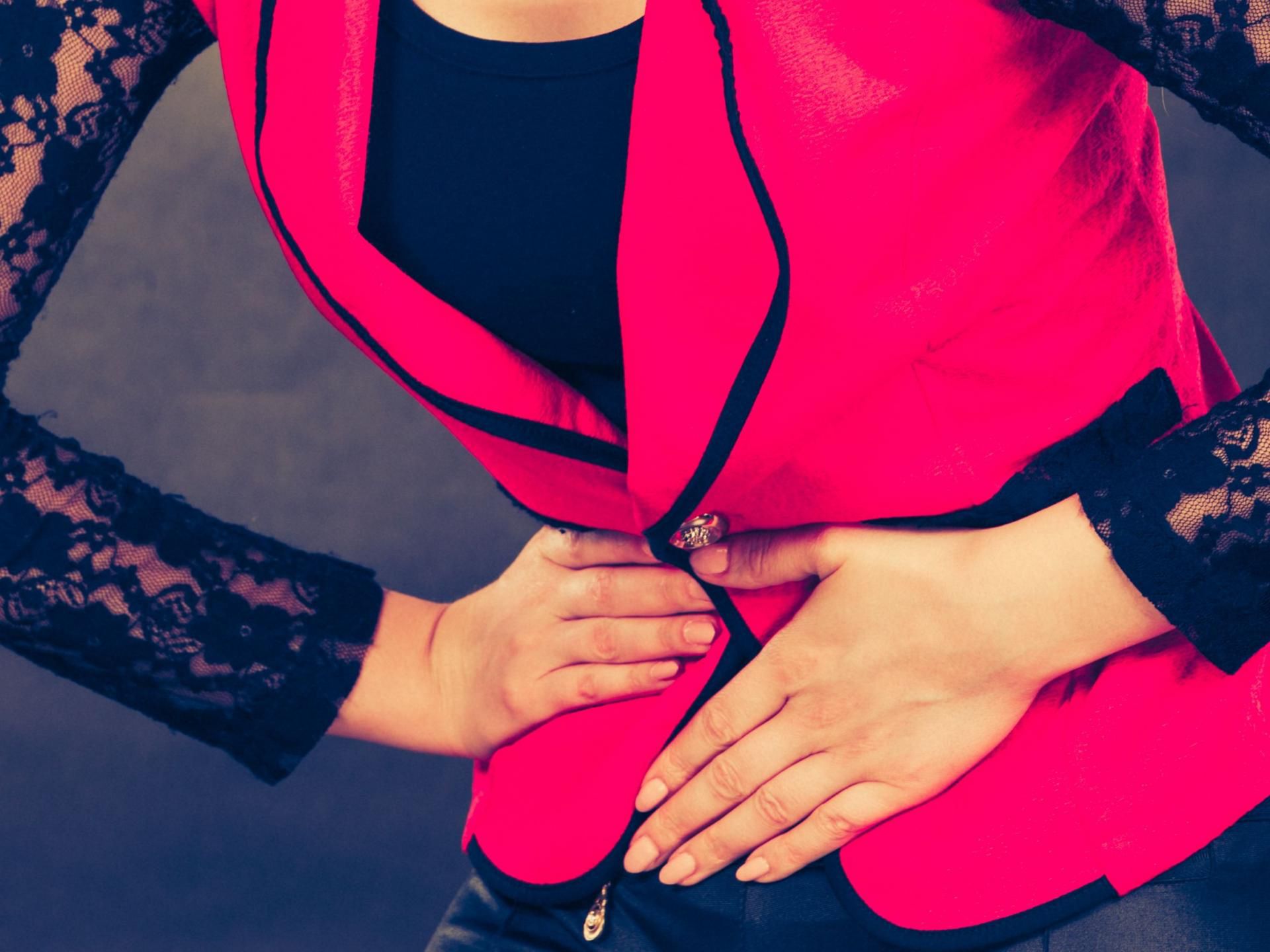 Skutkiem ubocznym przyjęcia tabletki po jest na przykład ból brzucha.