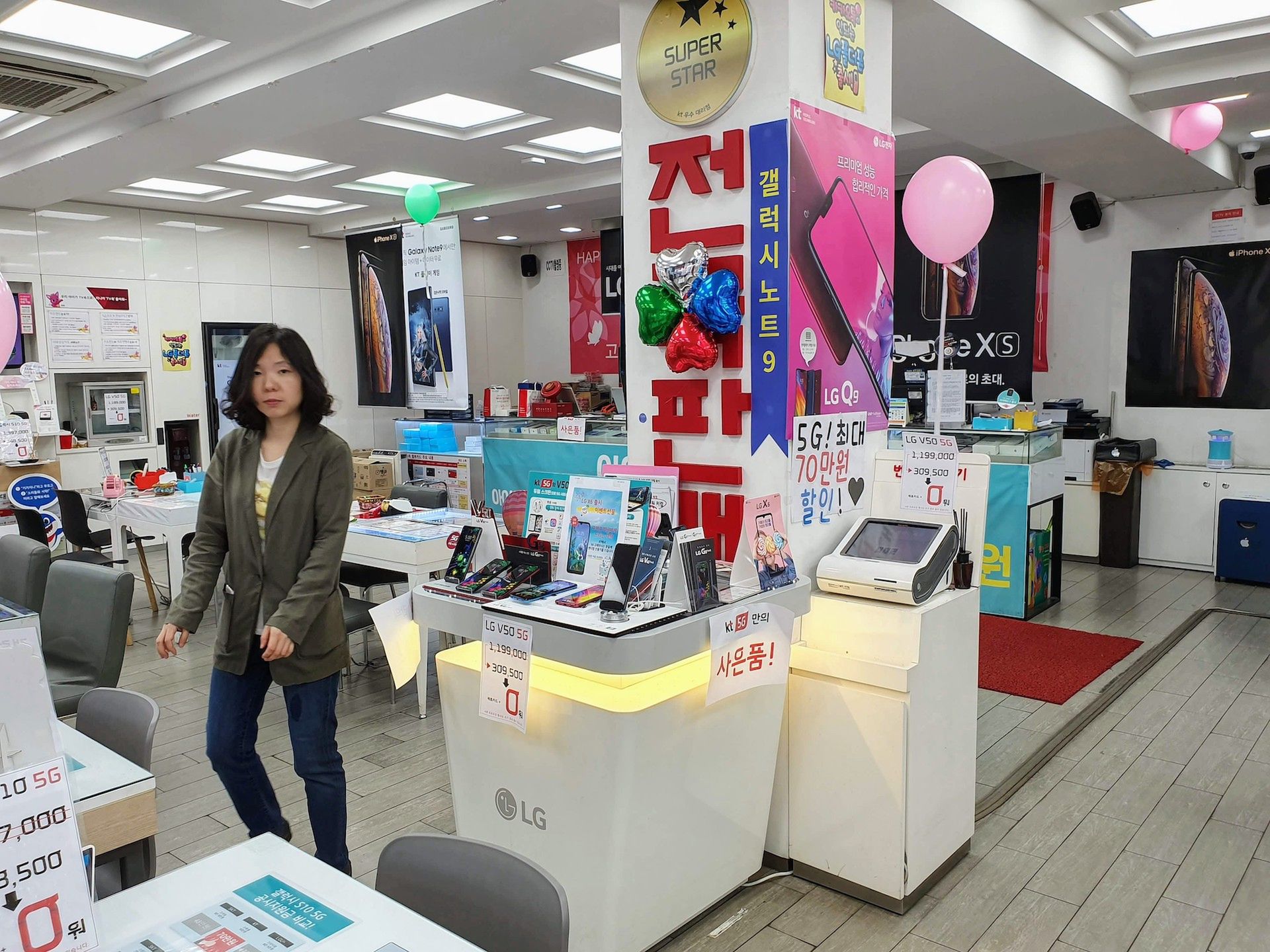 Z wizytą w salonie operatora w Korei Południowej. W tym kraju liczą się tylko trzy marki 7