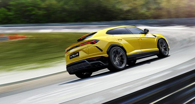 Lamborghini Urus ma nie tylko mocniejszy silnik, ale podejrzewamy, że lepiej trzyma się drogi.