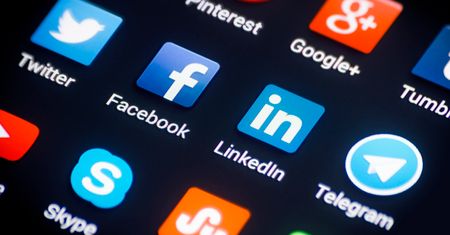 Ciemny motyw powinien trafić do każdej aplikacji na Androidzie – Google przedstawia atuty