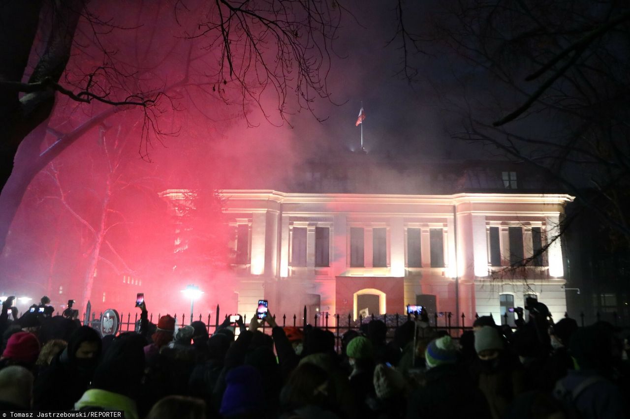 Strajk kobiet w Warszawie. Policja: 3 osoby zatrzymane podczas protestu (NA ŻYWO)