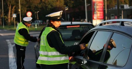 Dwa przypadki w 15 minut. Prawa jazdy od razu wydały się "dziwne"