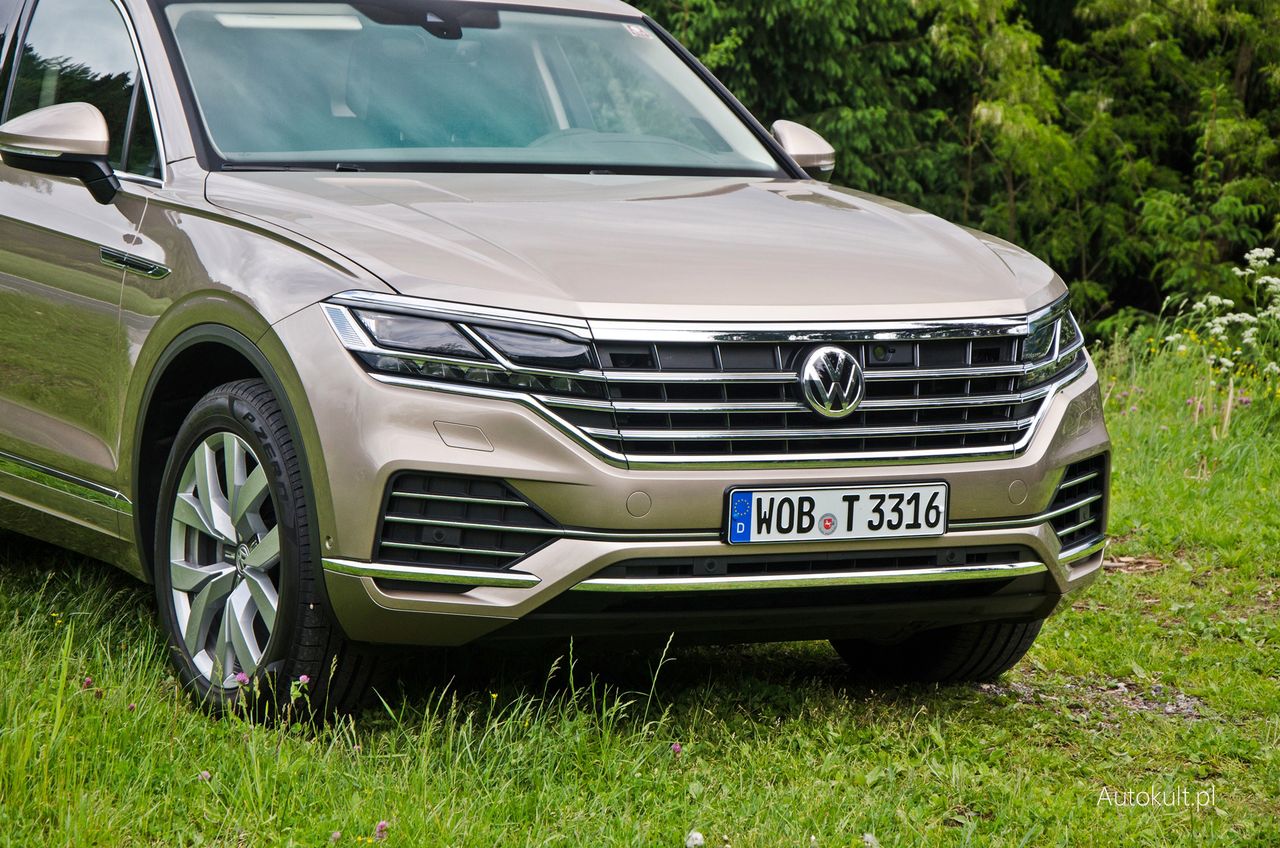 Nowy Volkswagen Touareg ma mocno nakreślony front poprzecinany chromowanym użebrowaniem.