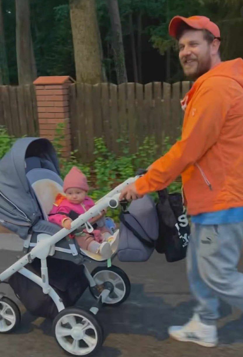 Antoni Królikowski opublikował mnóstwo fotek z ukochaną i córką