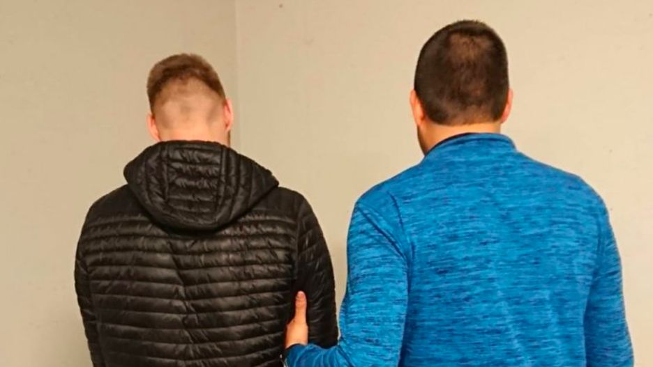 Warszawa. Sukces policji z Mokotowa. Na gorącym uczynku przyłapali 20-latka, który za wiatą śmietnikową palił skręta z marihuaną