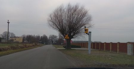 Maszt fotoradaru budzi postrach wśród kierowców. Gwałtownie przed nim hamują